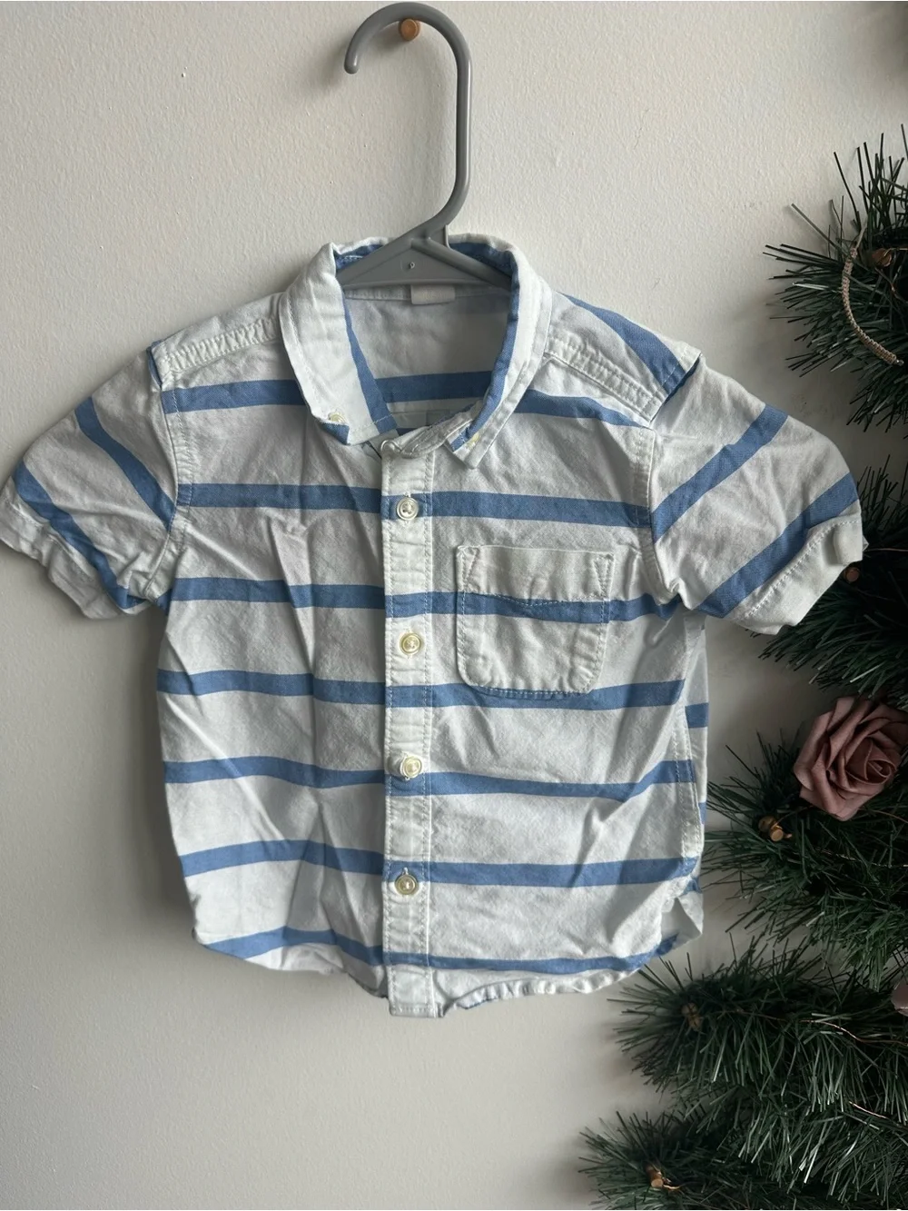 GAP White and Light Blue Striped Short-Sleeve Button-Down Shirt